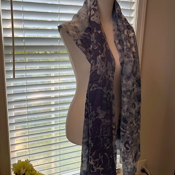 Lola Rose blue wrap scarf with hearts and inkblot pattern - Picture 6 of 11